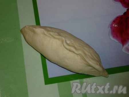 Защипываем края теста над начинкой, формируя пирожок.