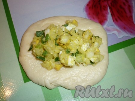 Каждый шарик слегка приминаем и выкладываем немного начинки.