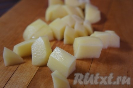 Картофель чистим, нарезаем на средние кубики.
