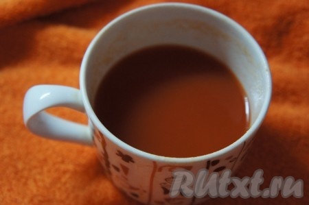 В чашке томатную пасту разводим в небольшом количестве воды.