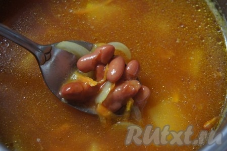 Открываем банку с консервированной фасолью, выкладываем фасоль в сито, промываем под проточной водой, лишней воде даём стечь. Выкладываем фасоль в кастрюлю с овощами, доводим до кипения, после этого на небольшом огне варим 3-5 минут.