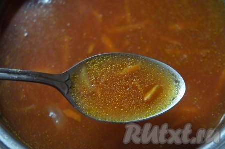 Теперь вливаем в суп разведённую в воде пасту, перемешиваем, солим, добавляем специи (я всыпала паприку и чёрный молотый перец), даём закипеть и варим 5 минут на небольшом огне.