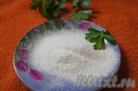 Муку просеиваем через сито и тонкой струйкой, постоянно перемешивая, всыпаем в суп, варим на медленном огне 5-7 минут. Мука сделает постный суп с консервированной фасолью более густым и сытным.