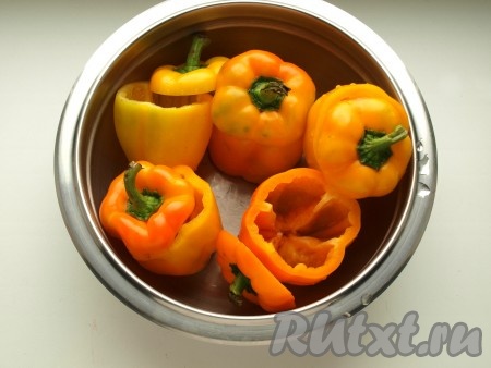 Срезаем с перцев крышечку, удаляем из перцев семена. Перцы помещаем минут на 5 в кипяток, затем обдаём холодной водой и обсушиваем бумажными полотенцами. Снаружи подготовленные перцы смазываем растительным маслом.
