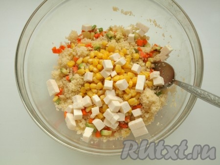 Добавляем к кус-кусу обжаренные овощи, брынзу, нарезанную кубиками, и кукурузу.
