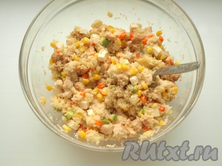 В отдельной посуде взбиваем венчиком 3 яичных белка и добавляем их к кус-кусу с овощами. Теперь к полученной массе осталось добавить куриное филе, соль, перец и хорошо перемешать. Начинка готова.
