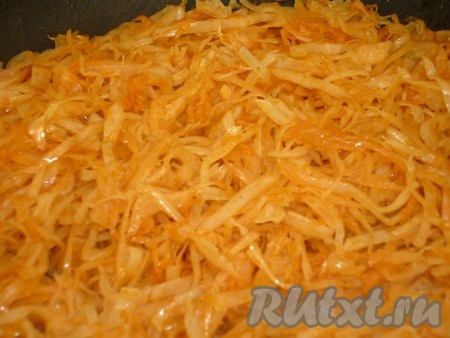 И тушим на маленьком огне до готовности капусты, затем даём остыть.
