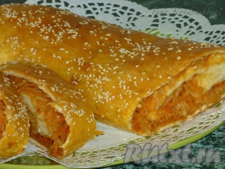 Ставим в разогретую духовку и выпекаем при температуре 180 градусов до аппетитного, румяного цвета. За несколько минут до готовности смазываем взбитым яйцом, посыпаем кунжутом и отправляем опять в духовку. Румяный рулет достаём из духовки.
