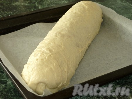 Сворачиваем тесто в рулет, выкладываем на противень, смазанный растительным маслом (или застеленный бумагой для выпечки) и оставляем на 20-30 минут для расстойки.
