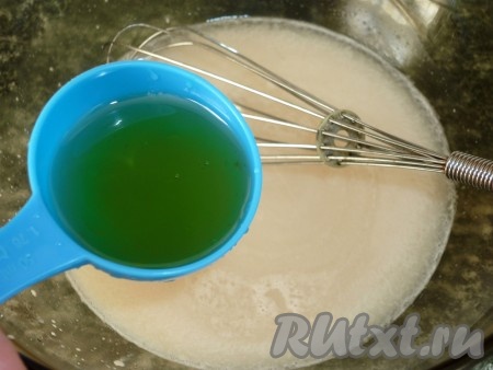 В тёплую воду кладём дрожжи, перемешиваем и оставляем минут на 10 (вода должна слегка запениться). Затем перемешиваем, добавляем растительное масло, соль, просеянную муку и замешиваем тесто.
