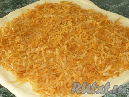 На тесто равномерно выкладываем приготовленную начинку из капусты.
