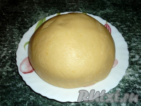 Добавляем муку, замешиваем тесто и отправляем на 1 час в холодильник.
