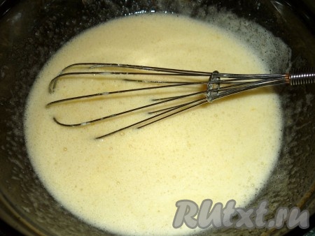 К полученной массе добавляем размягченное сливочное масло, лимонный сок, соду и соль, перемешиваем.
