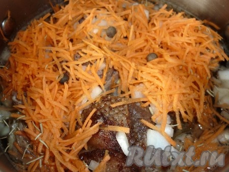 Добавляем к кусочкам гуся порезанный лук, натёртую на тёрке морковь, перец, приправы, лавровый лист, доводим до кипения, уменьшаем огонь и тушим на маленьком огне под крышкой 1-1,5 часа.
