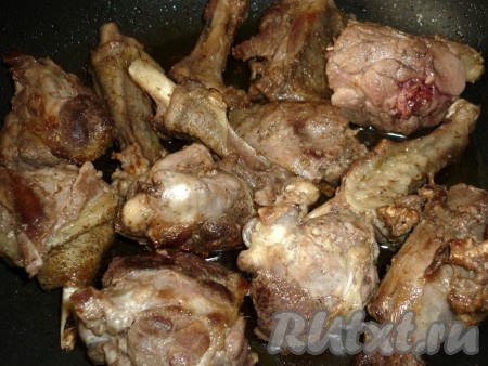 Порезанное мясо обжариваем на сковороде на разогретом растительном масле до румяной корочки. Солим по вкусу.
