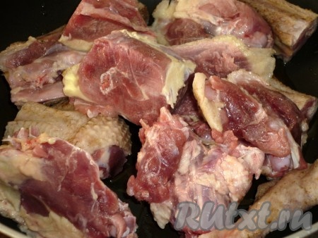 Мясо гуся режем кусочками.
