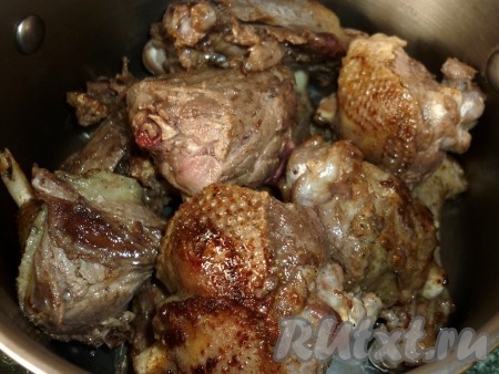 Перекладываем мясо в сотейник.
