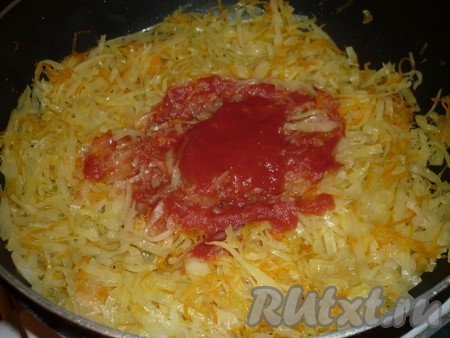 Добавляем томатный соус (или 2-3 столовых ложки томатной пасты, разведённой в 200 миллилитрах воды) и немного сахара (добавляя сахар, учитывайте, насколько сладкий томатный соус вы добавляете), перемешиваем и тушим капусту до мягкости (в течение 15-20 минут) под крышкой, иногда перемешивая.