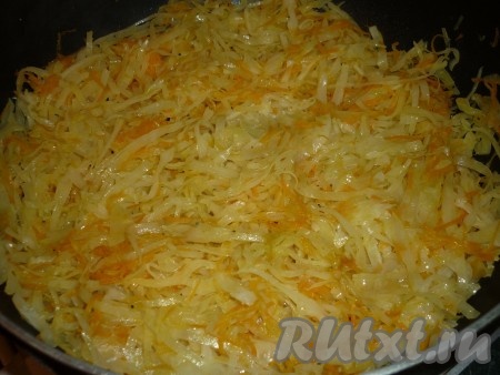 По истечении 10-15 минут из капусты испарится жидкость, она обмякнет.