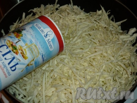 Капусту нарезаем достаточно тонко и добавляем к обжаренным морковке и луку, солим, перчим, накрываем крышкой и тушим на среднем огне минут 10-15, периодически помешивая.