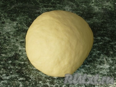 Смешиваем в глубокой миске с помощью венчика сыворотку, яйцо и соль. В получившуюся однородную смесь начинаем частями всыпать муку, замешивая тесто вначале ложкой, а затем продолжаем замешивать его руками. Хорошо вымешиваем тесто (я вымешивала в течение 5 минут). Тесто для вареников должно получиться гладким, достаточно плотным, не липнущим к рукам и поверхности.