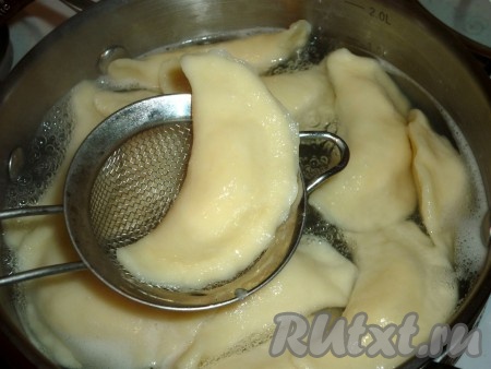 Шумовкой аккуратно вынимаем вареники.
