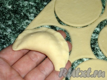 Аккуратно защипываем края, формируя вареник с творогом. Часть вареников можно заморозить впрок в морозилке, выложив их в один слой на доску, присыпанную мукой. А часть вареников можно сразу сварить.