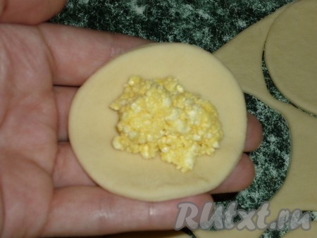 В центр каждого кружка кладём по 1 чайной ложке творожной начинки.