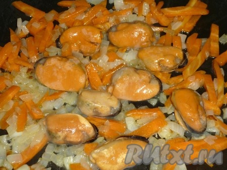 Мидии моем и добавляем к обжаренным овощам и готовим, помешивая, в течение 5 минут.
