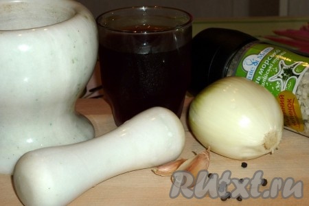 Лук и зубчики чеснока очищаем от шелухи и промываем водой. Для приготовления маринада в красное вино добавляем лук, нарезанный кольцами, и чеснок, пропущенный через пресс, перемешиваем. Свинину заливаем маринадом, перемешиваем и отправляем на 5-6 часов в холодильник (лучше на ночь). Мы замариновали мясо вечером, а утром жарили шашлыки.