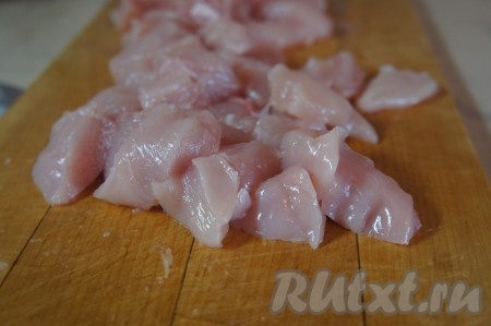 Куриное филе вымыть, обсушить, нарезать на кубики средней величины.