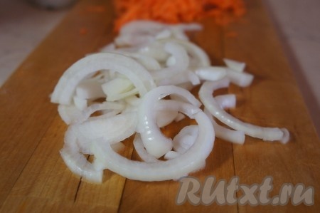 Очищенный лук нарезать крупными полукольцами.