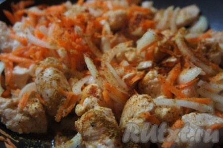 Добавить лук и морковь, соль, куркуму, паприку, черный молотый перец, обжаривать ещё 5 минут, не забывая периодически перемешивать.