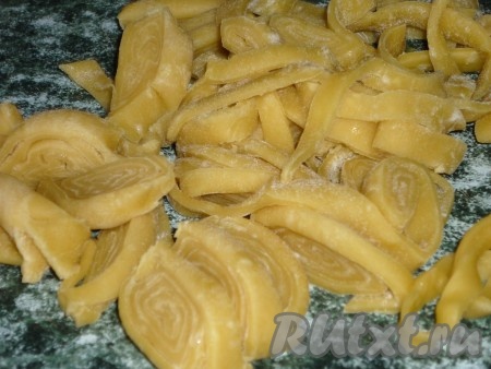 Нарезать рулет на тоненькие полосочки – это и будет наша домашняя лапша.