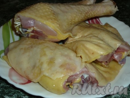 Курицу вымыть и разделить на порционные кусочки.

