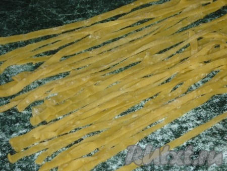 Нарезать рулет на тоненькие полосочки – это и будет наша домашняя лапша.