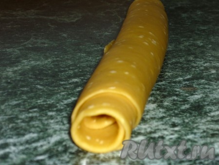 Подсушенное тесто скатать в рулет.
