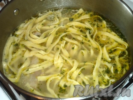 Добавить мелко порезанную зелень, готовить 1 минуту и выключить.
