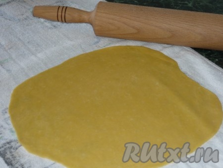 Тесто тонко раскатать, толщиной примерно 1-2 мм. Накрыть полотенцем и дать немного подсохнуть.
