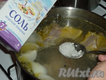 Посолить куриный бульон.
