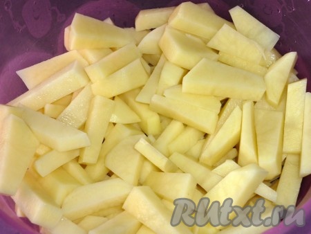 Картофель порезать брусочками.
