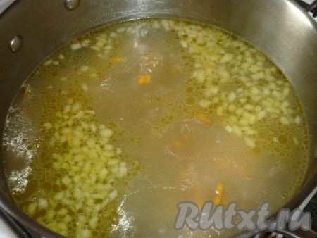 Картошку, морковь и лук добавить в бульон.
