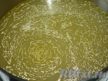 Сваренную курицу вынуть из кастрюли, бульон процедить.
