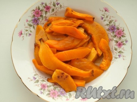 Тыкву очищаем, режем на кусочки, выкладываем в форму для выпечки (или на противень, застеленный пергаментом) и запекаем в разогретой духовке минут 30-35 (до мягкости) при температуре 180 градусов. Достаём мягкую тыкву из духовки, даём остыть.