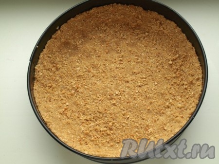 Полученную массу выкладываем в разъёмную форму. Равномерно распределив массу по дну формы и сформировав бортики, получаем основу творожно-тыквенного чизкейка. Убираем форму на 1 час в холодильник.