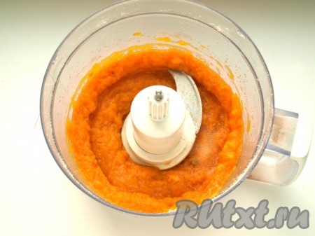 Измельчаем запечённую тыкву блендером в пюре.