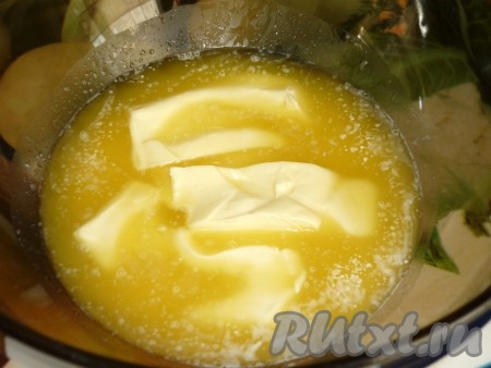 В яичную массу добавляем размягченное сливочное масло и муку.
