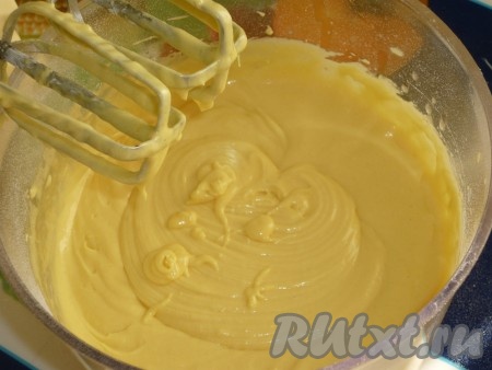 Хорошо взбиваем миксером до получения однородной массы. Тесто для вафельных трубочек готово.