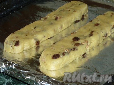 Тесто делим на две части. Из каждой части теста лепим батончик и выкладываем на противень. У нас получится 2 батончика.
