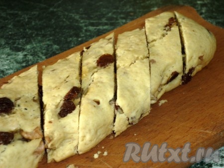 Достаём из духовки, остужаем в течение 10 минут и нарезаем каждый батончик по диагонали на кусочки толщиной примерно 1,5 см.
